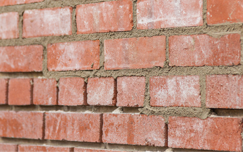 mur de briques ocre avec rejointoiement